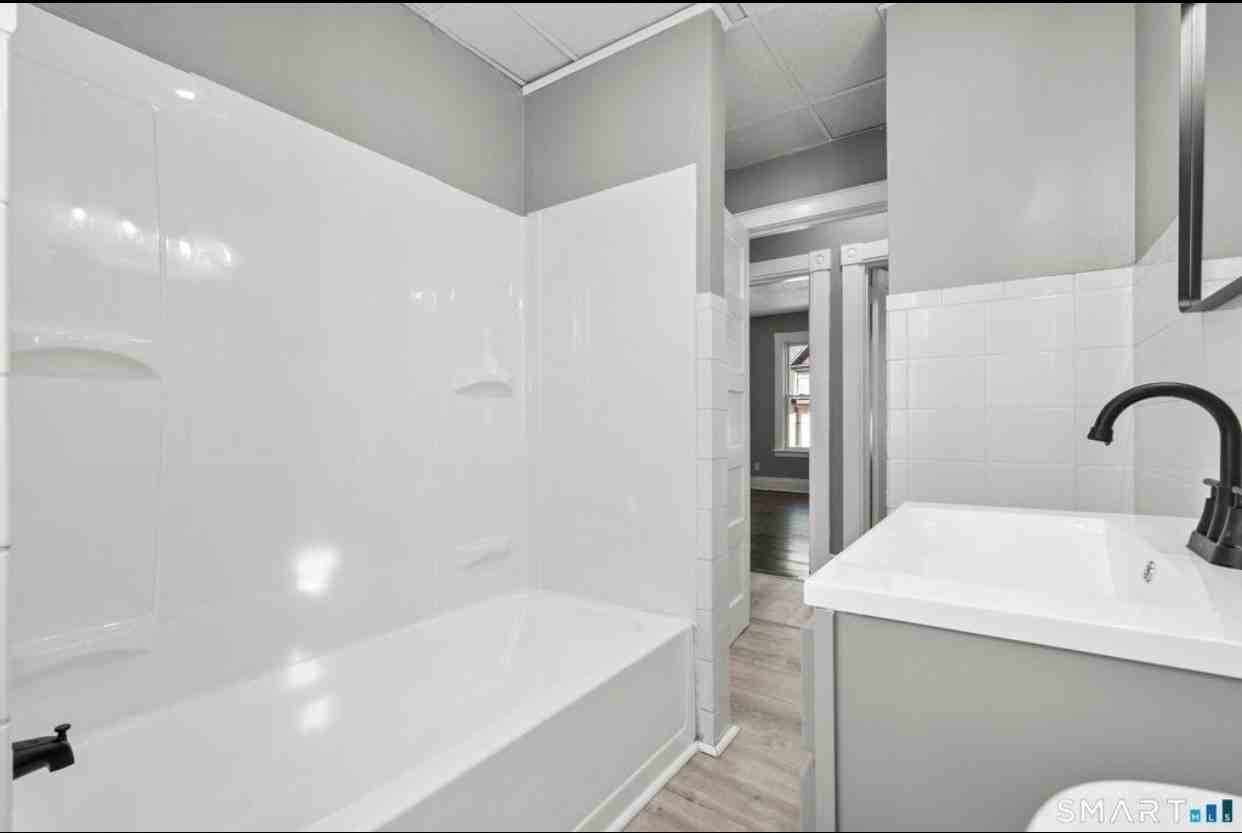 362 Sigourney St #2 - Photo 7 of 12