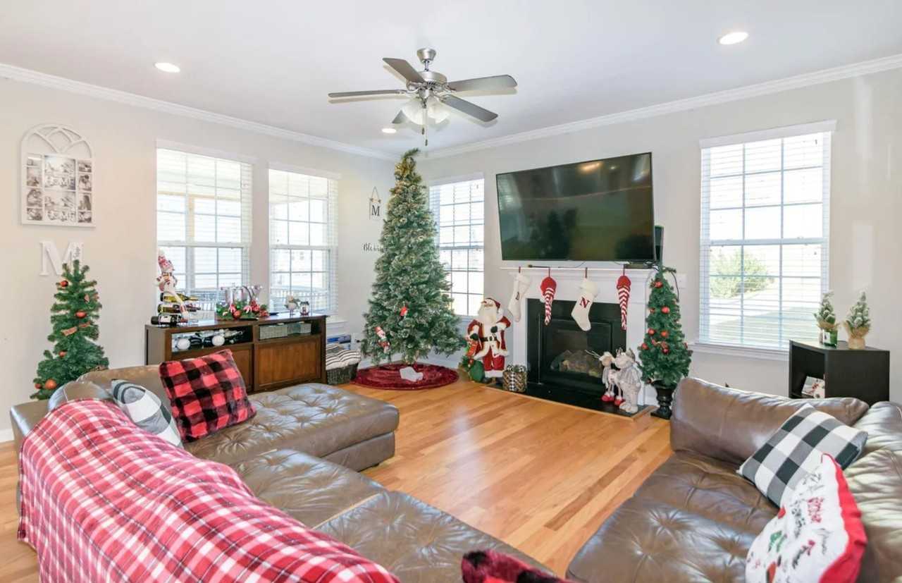1106 Bromby Ave - Photo 4 of 19
