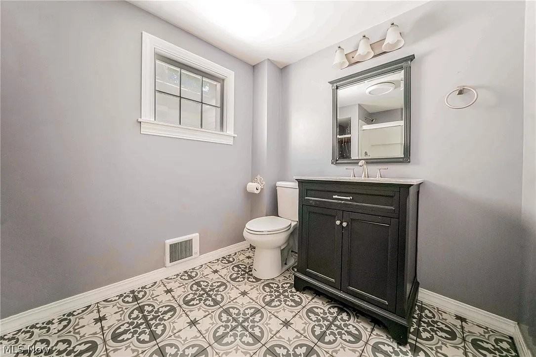 2053 W 45th St - Photo 7 of 13