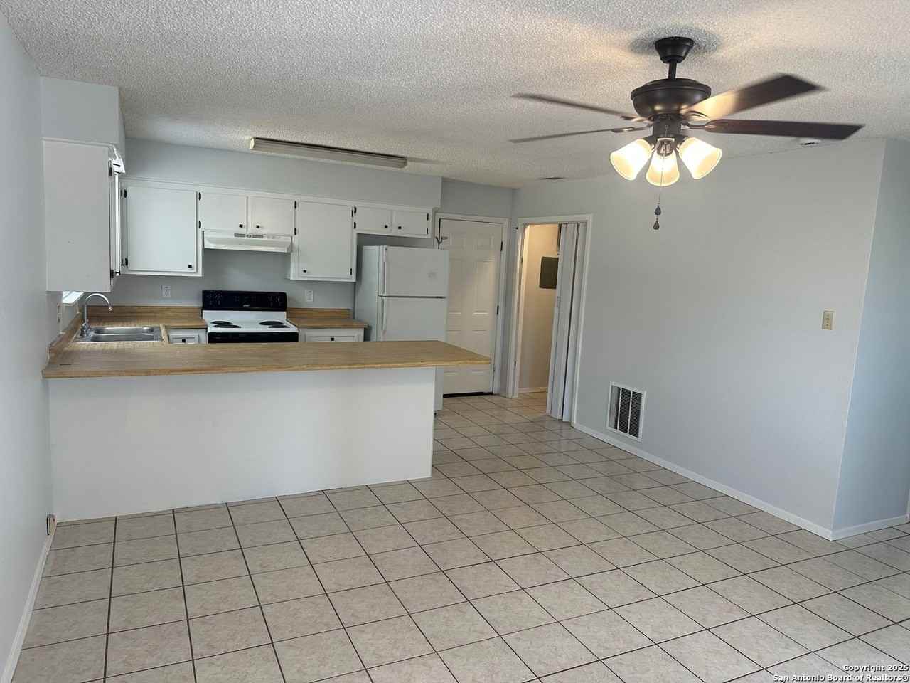 401 W Adams St - Photo 3 of 15