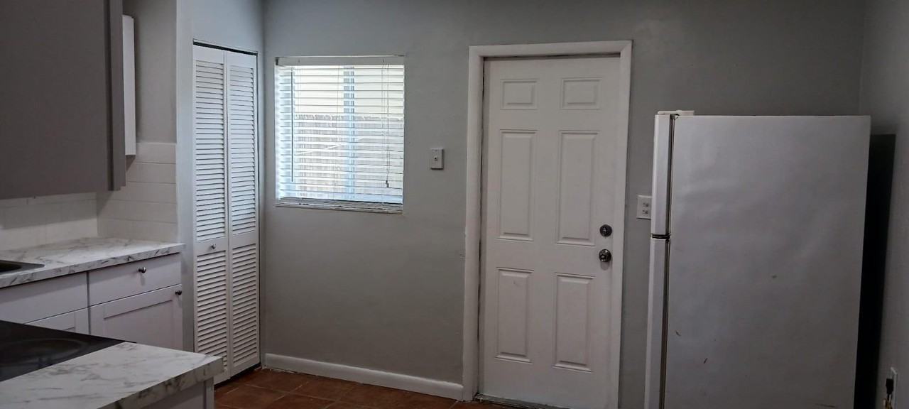 913 Sw 15th Ter #1 - Photo 6 of 13