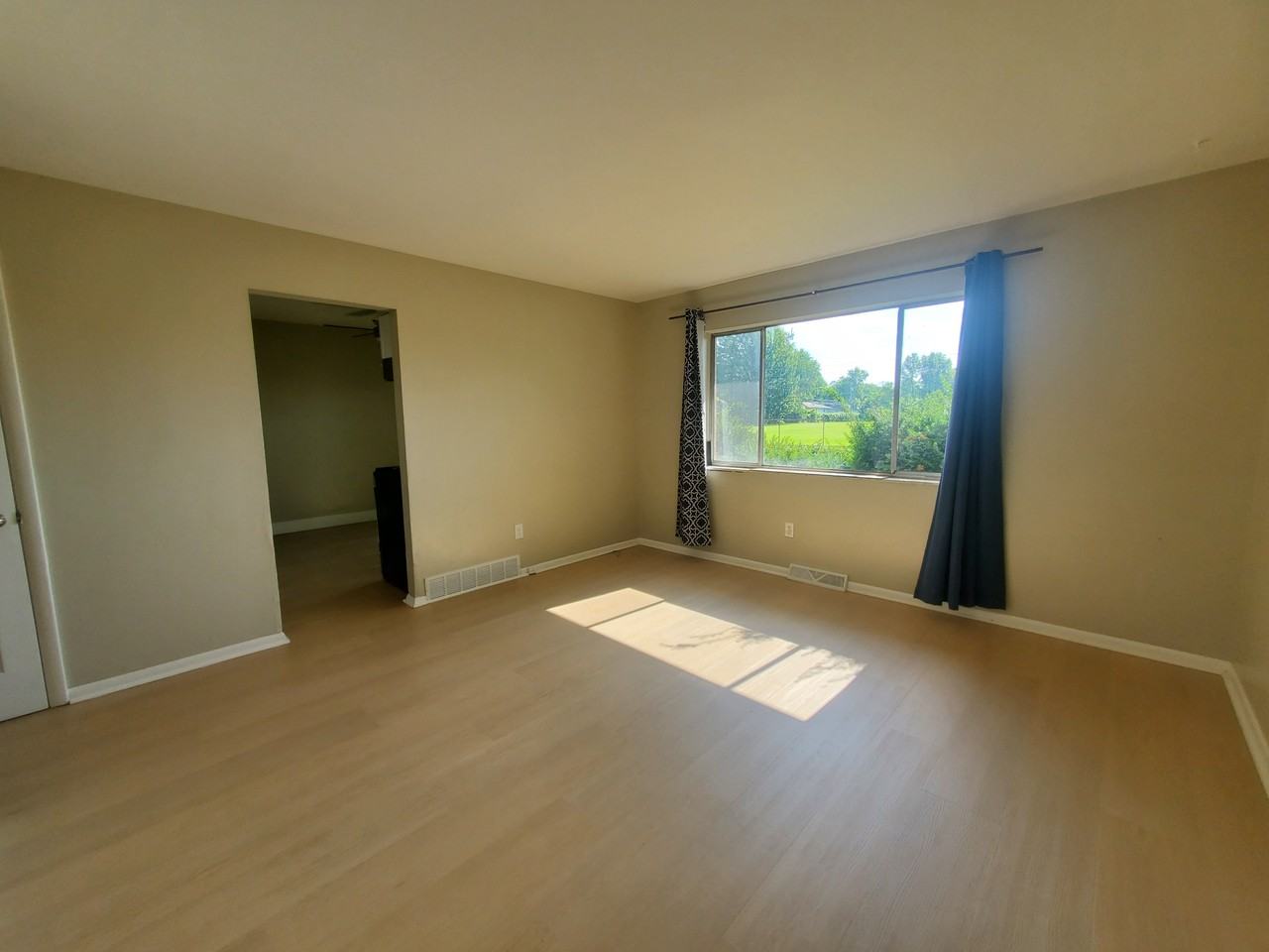 961 S Waverly St #961 - Photo 3 of 9