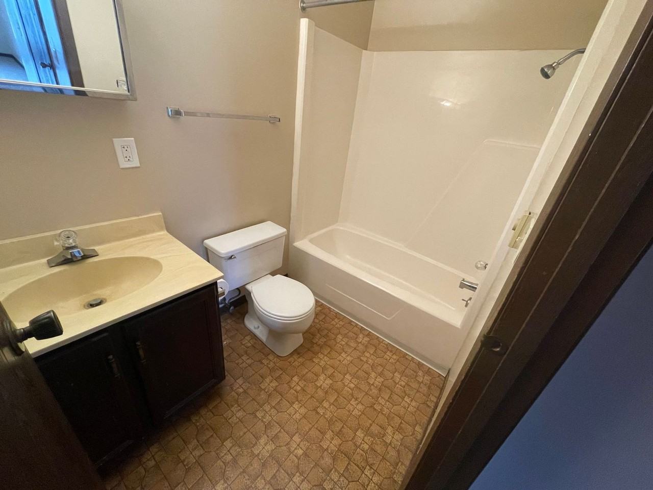 Wabash Shore Apartments - Photo 5 of 13