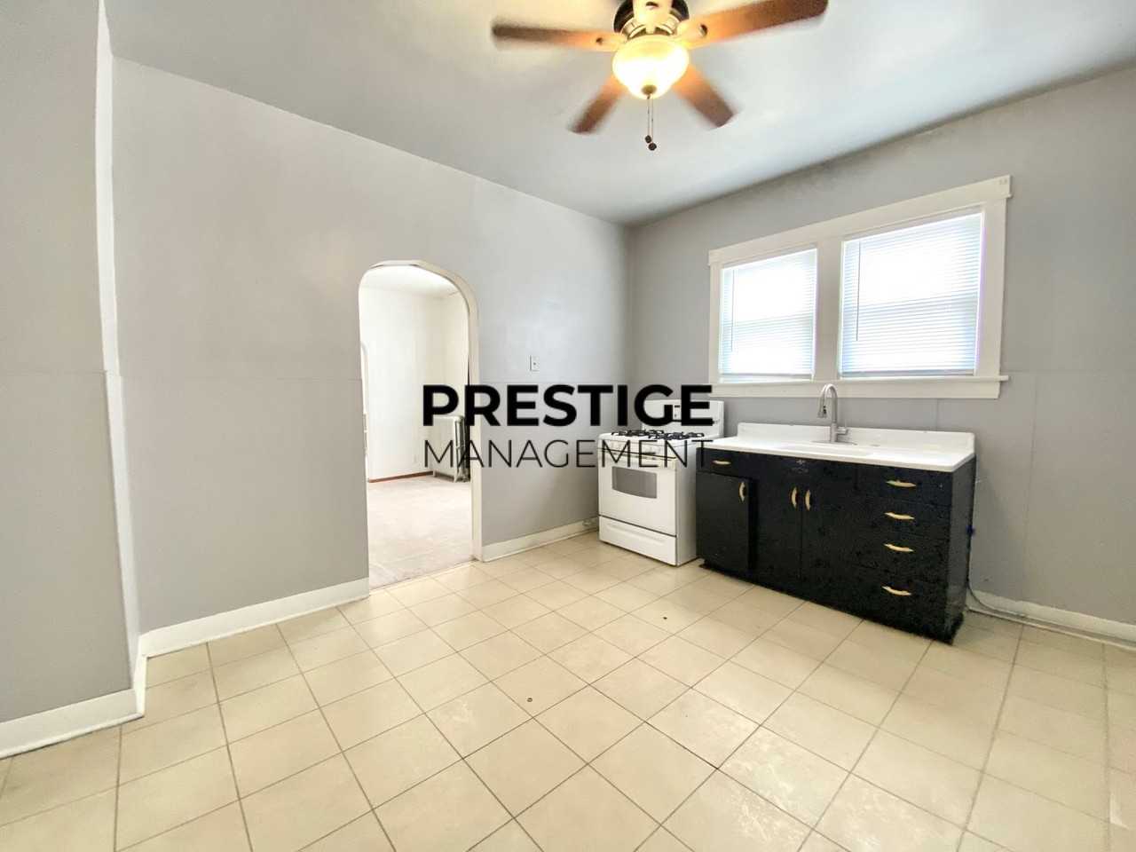 1113 Benedict Ave - Photo 2 of 8