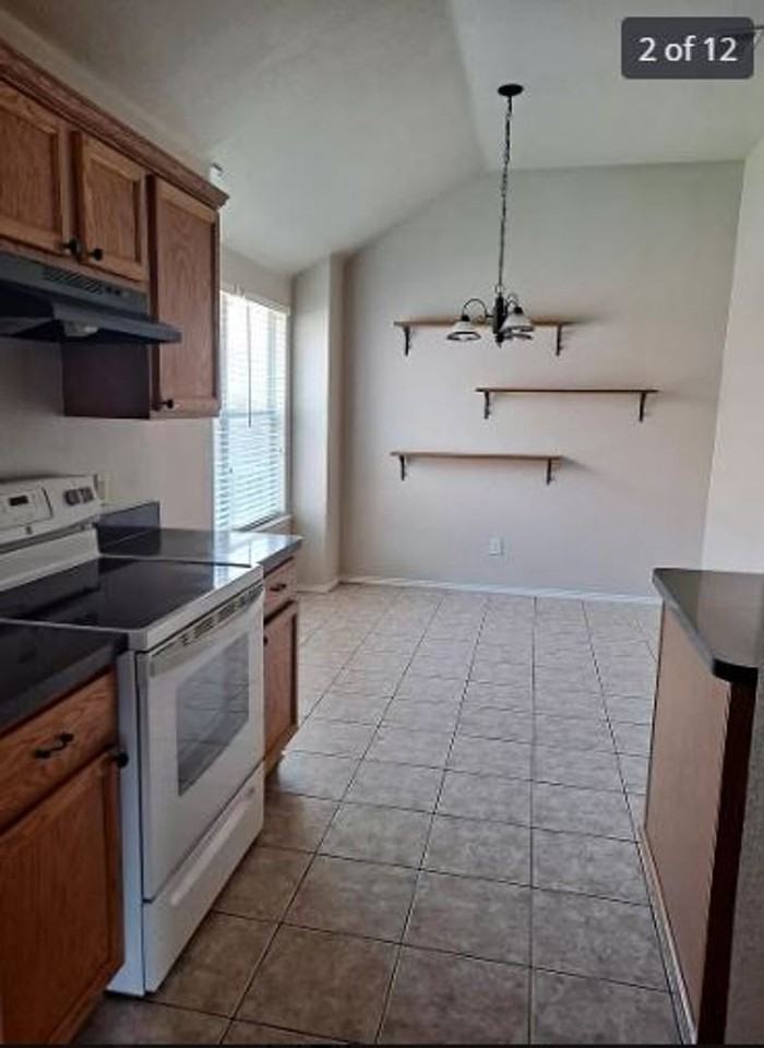 100 Oak Hollow Ln - Photo 2 of 12