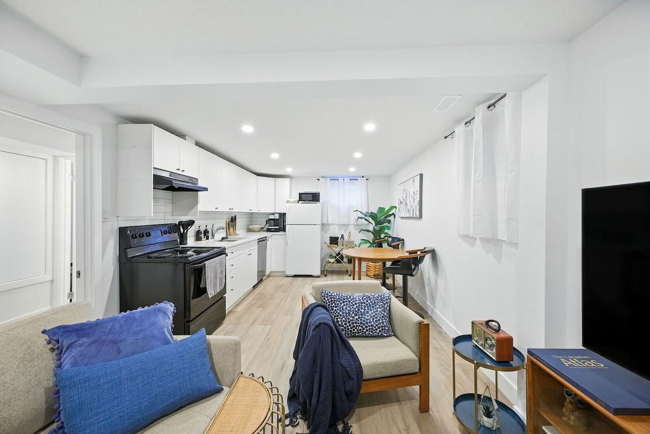 3712 15 St Sw - Photo 3 of 25