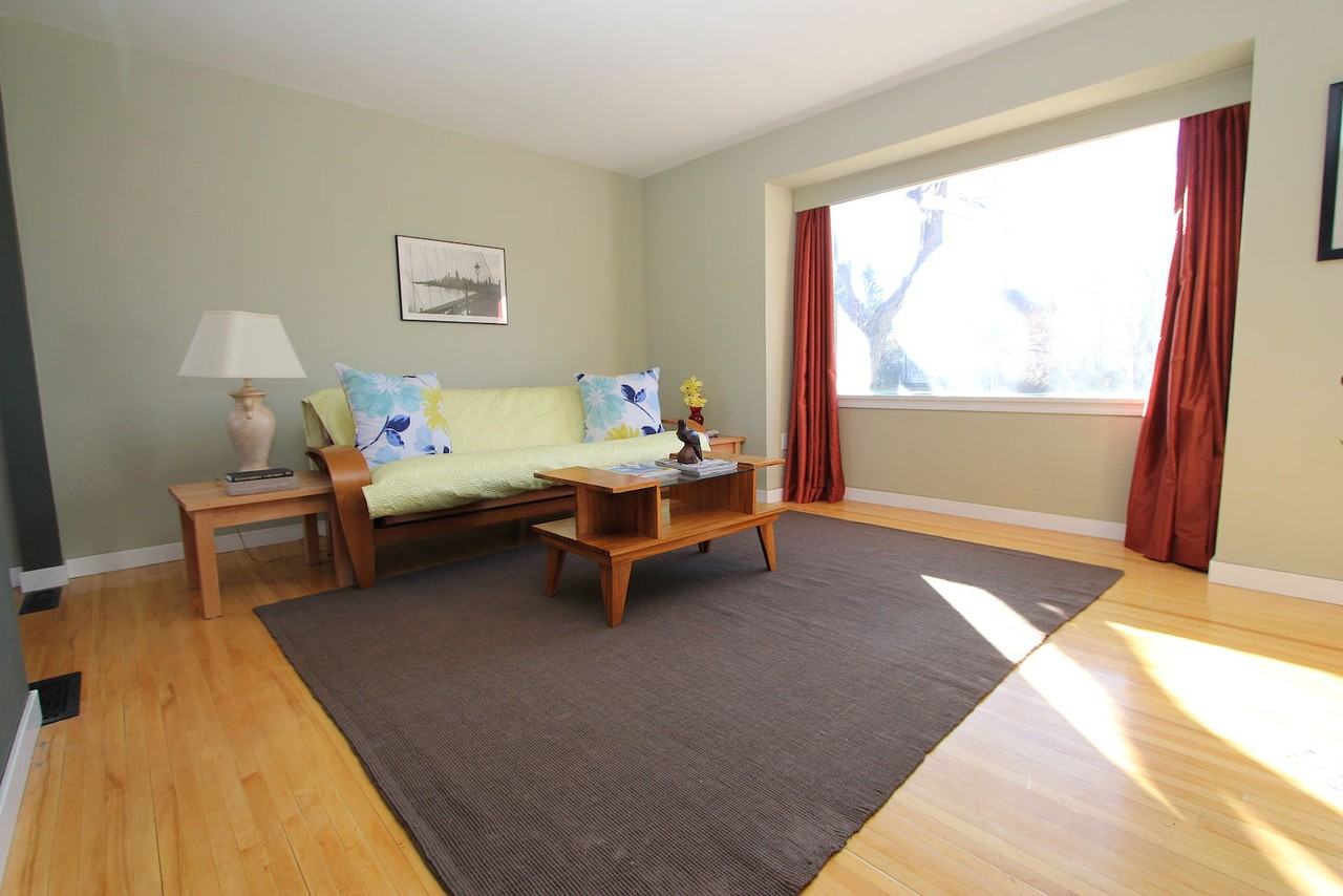 1054 Regal Cres Ne - Photo 3 of 31