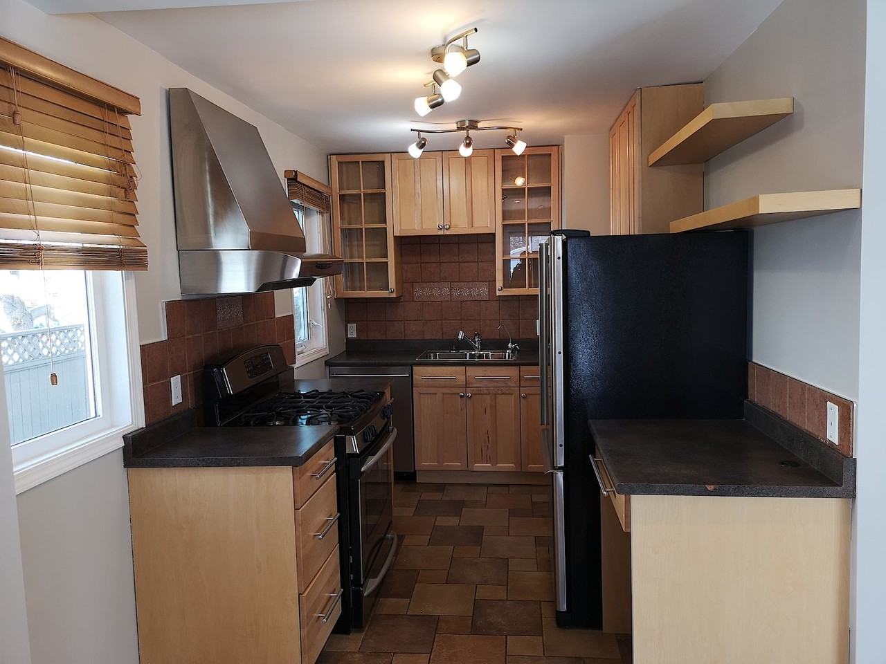 1054 Regal Cres Ne - Photo 6 of 31