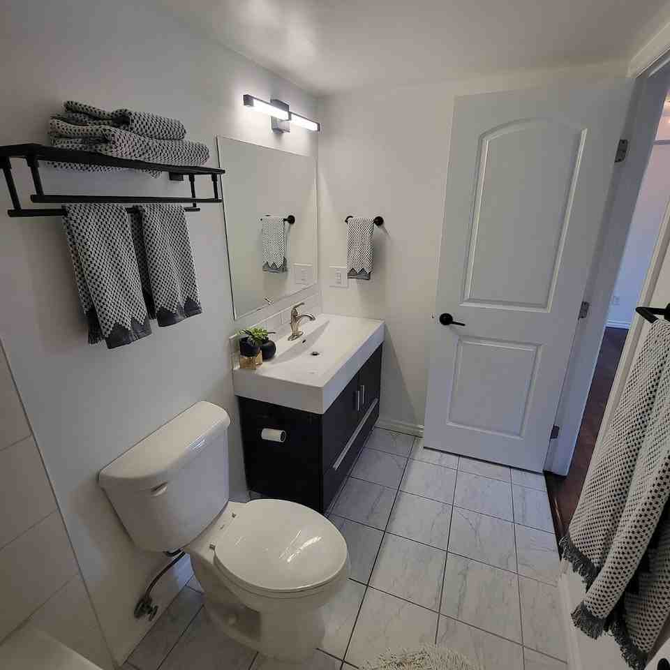 1613 11 Ave Sw - Photo 5 of 9