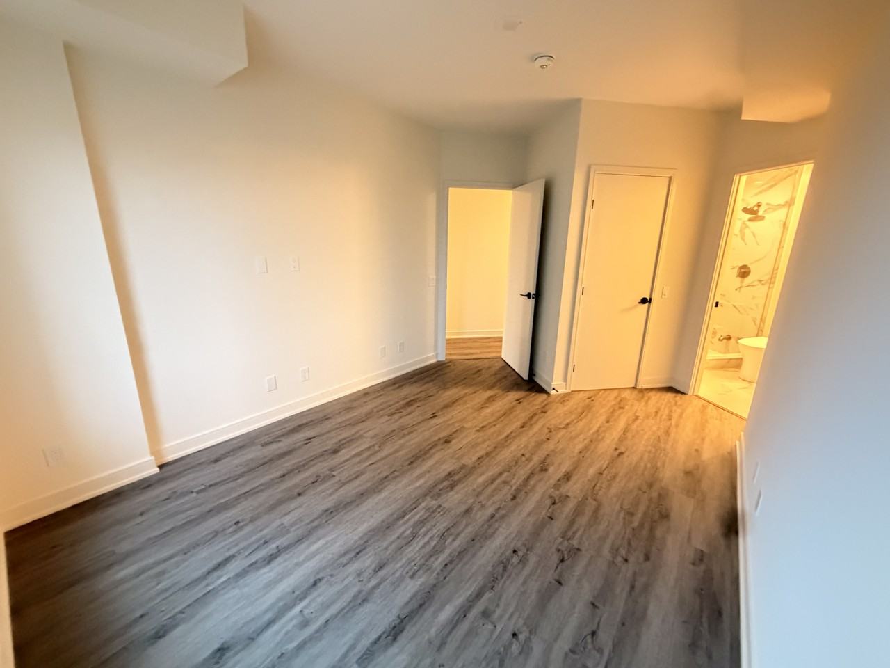 8020 Derry Road West - Photo 7 of 22