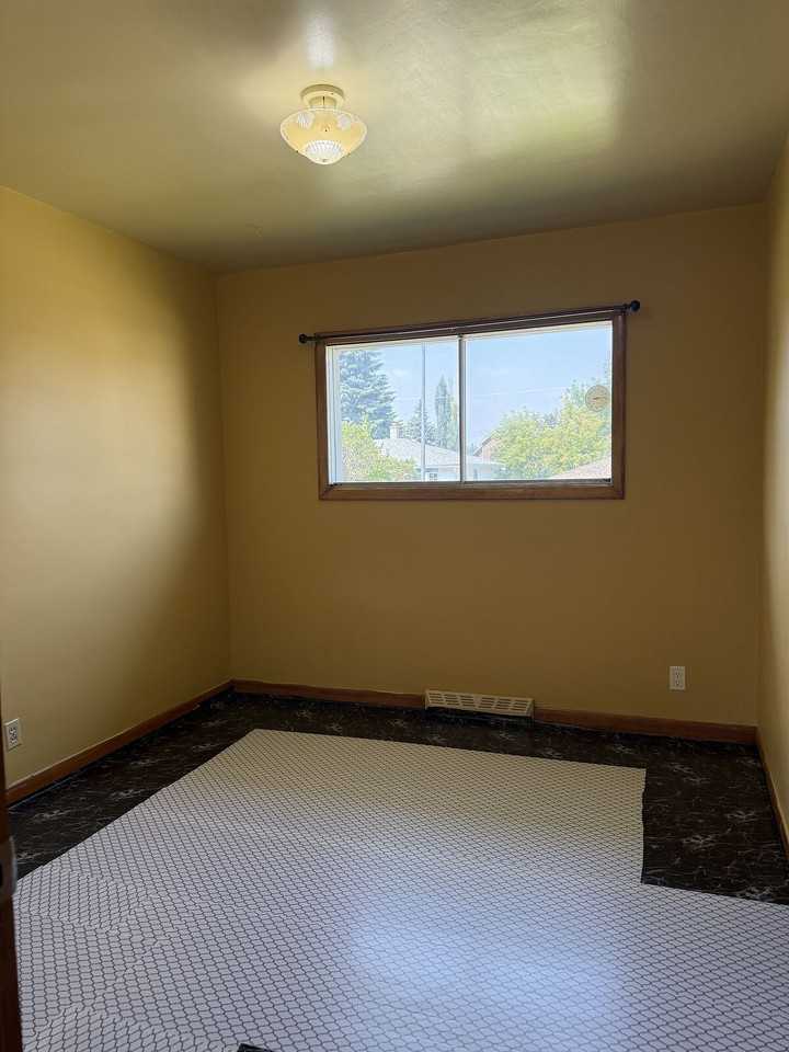 2419 26 Ave Nw - Photo 2 of 8
