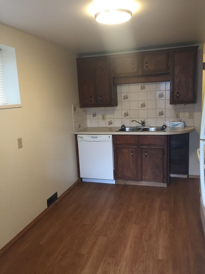 1840 18 Ave Nw - Photo 5 of 9