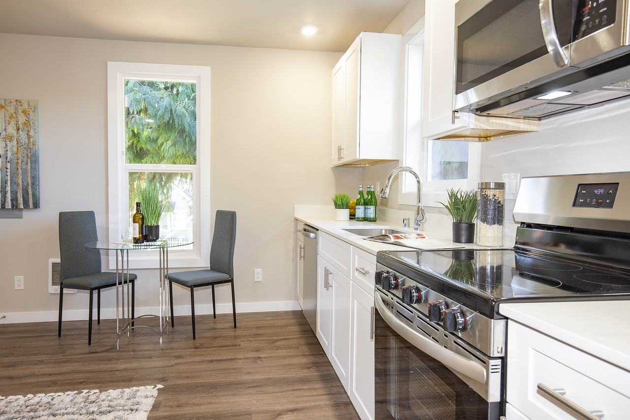 705 4th Ave Sw #3 - Photo 3 of 16