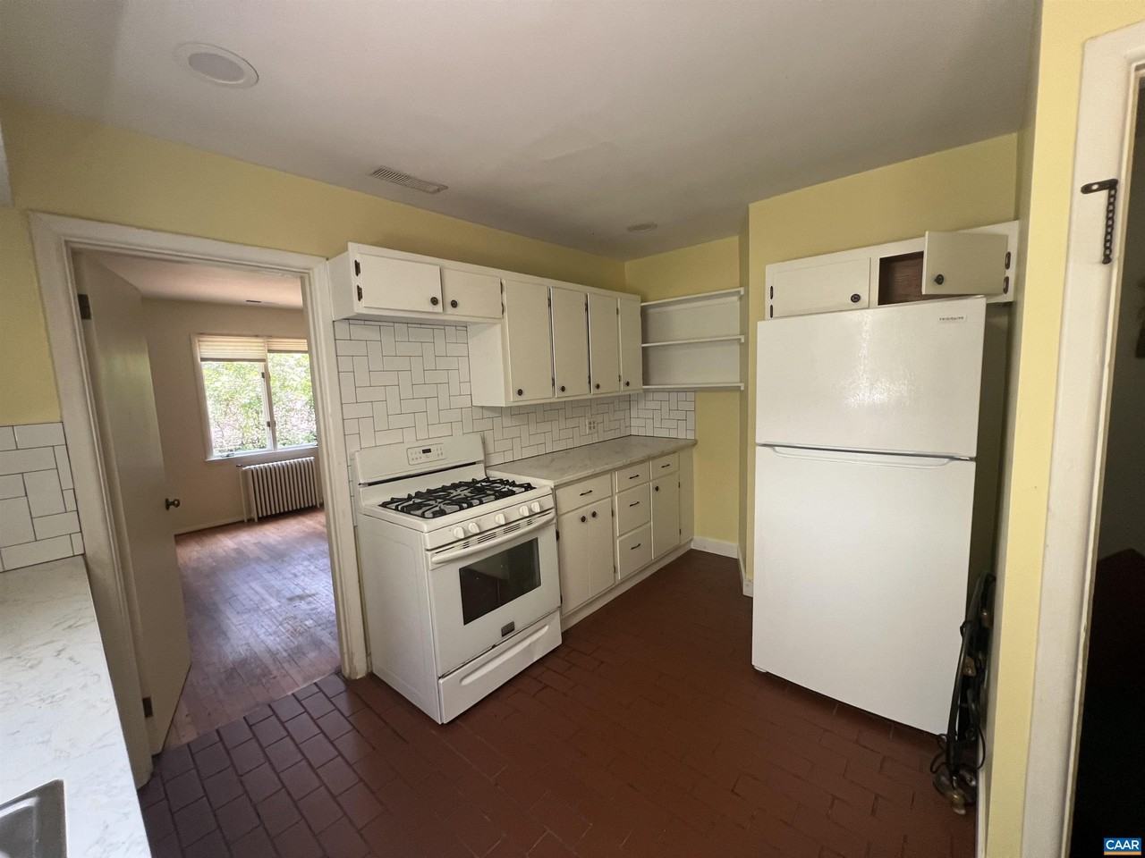 1429 Gentry Ln - Photo 3 of 14
