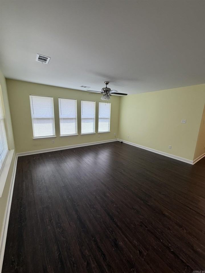 211 Thomas Dr - Photo 3 of 19