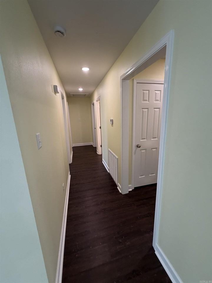 211 Thomas Dr - Photo 4 of 19
