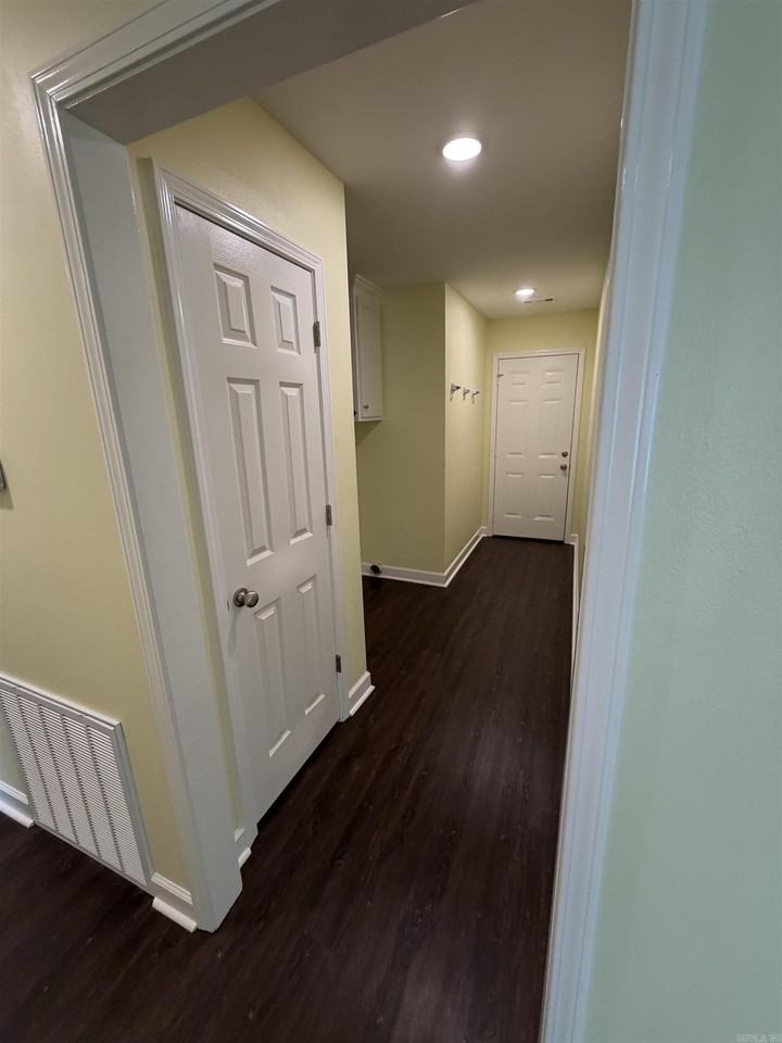 211 Thomas Dr - Photo 5 of 19