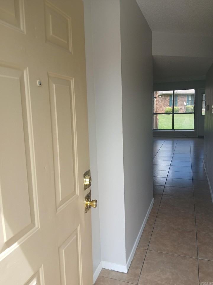 705 S Spring St - Photo 2 of 10