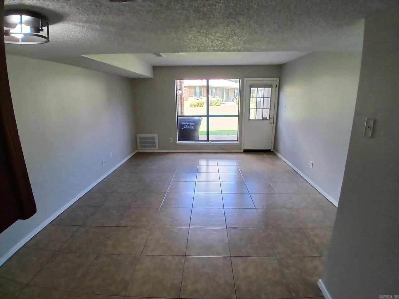 705 S Spring St - Photo 3 of 10