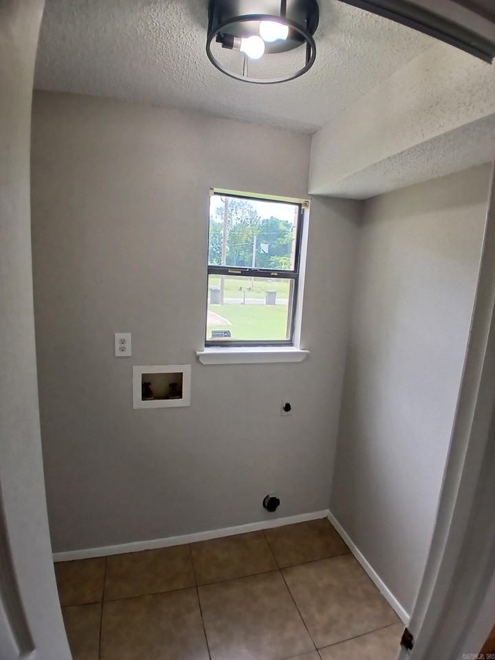 705 S Spring St - Photo 4 of 10