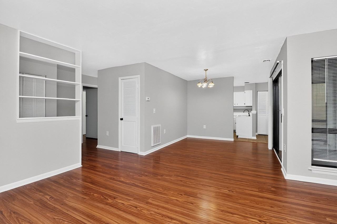 4804 Spring Lake Dr Apt C - Photo 3 of 21