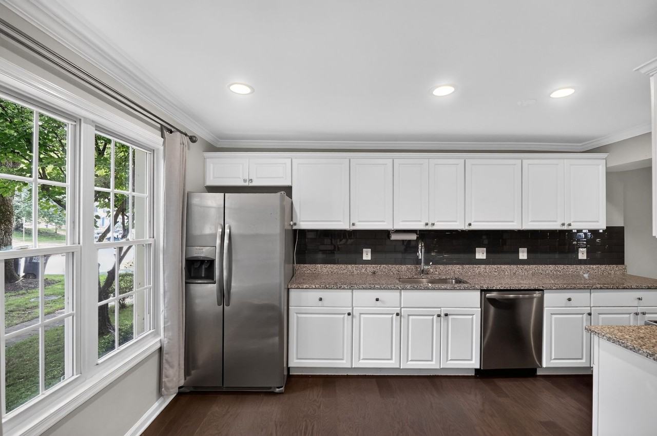 6176 Martins Landing Ct - Photo 4 of 35