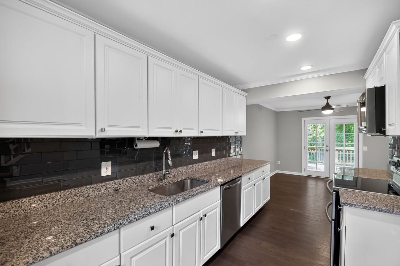 6176 Martins Landing Ct - Photo 5 of 35
