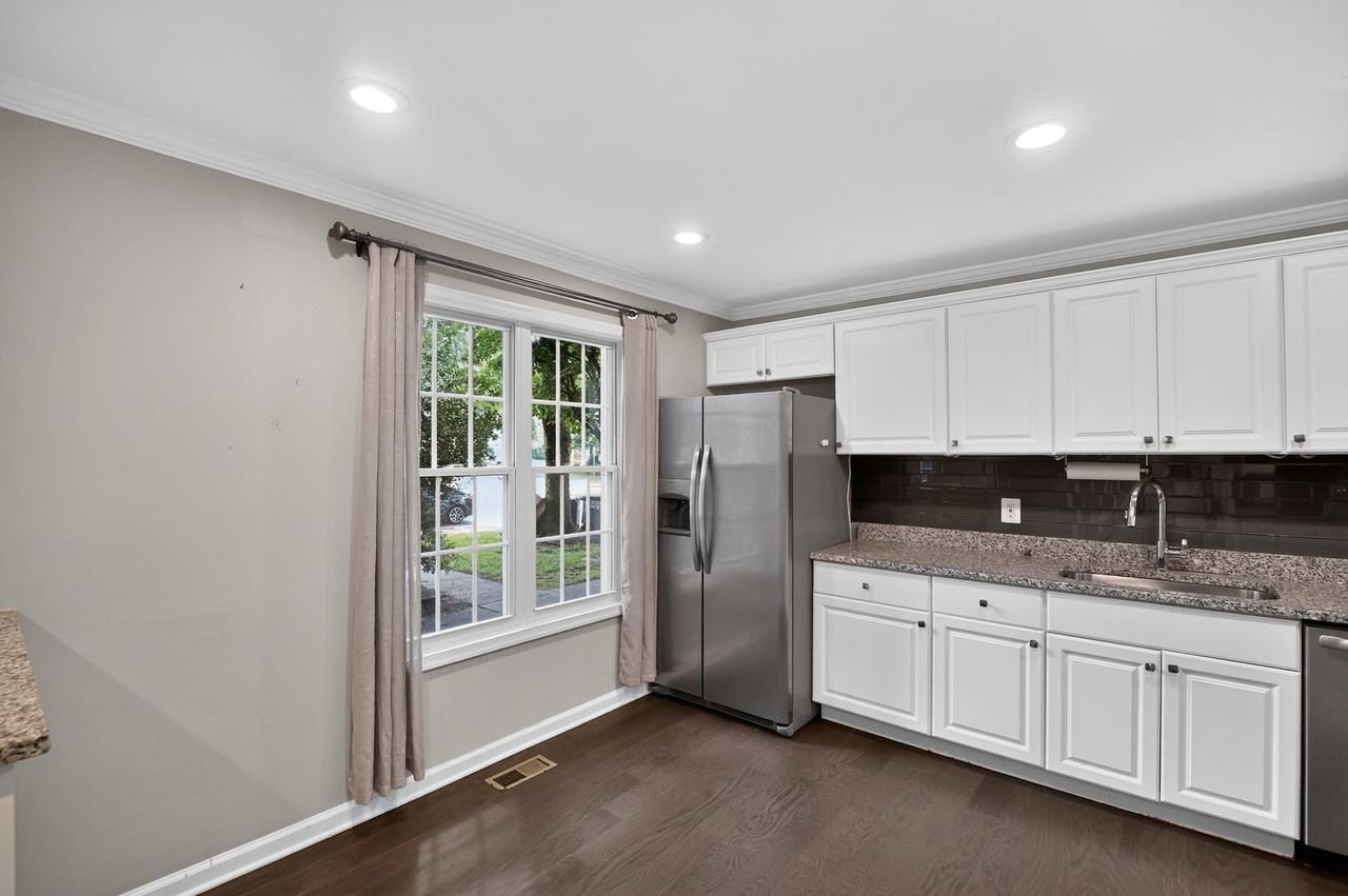 6176 Martins Landing Ct - Photo 7 of 35