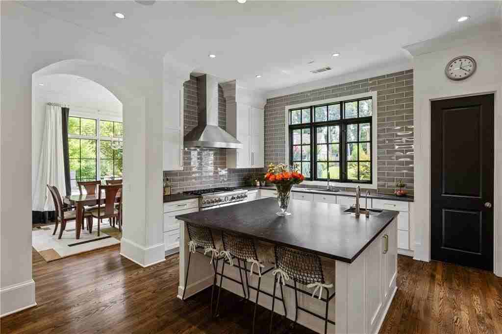 779 Greenview Ave Ne - Photo 6 of 39