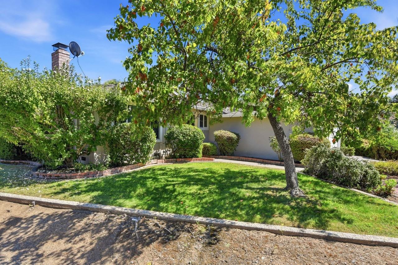 5880 Taormino Ave - Photo 4 of 41