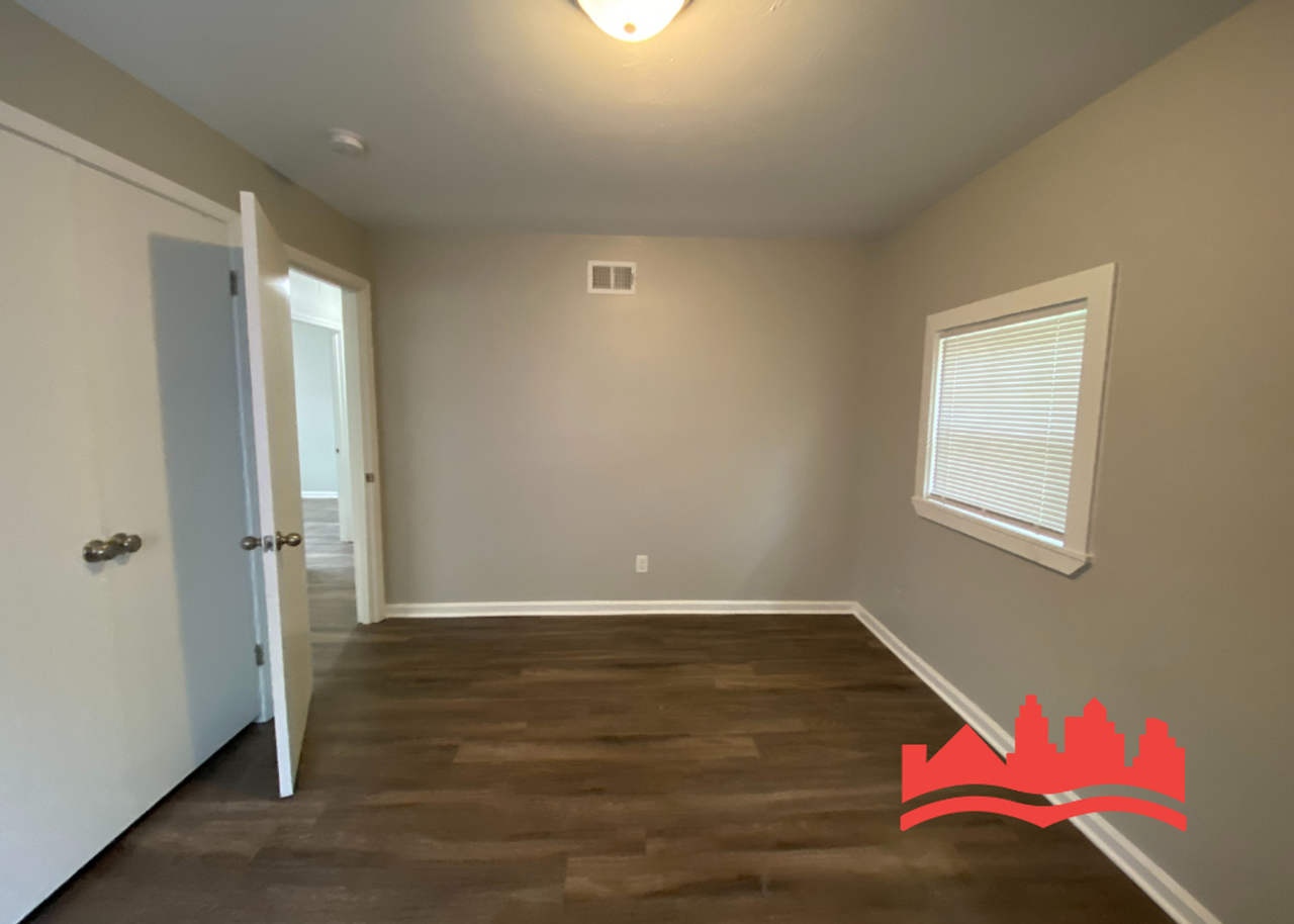 3139 Edgeware Rd S - Photo 7 of 20