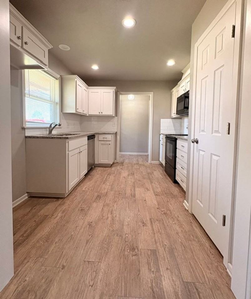 5733 36th St - Photo 5 of 27