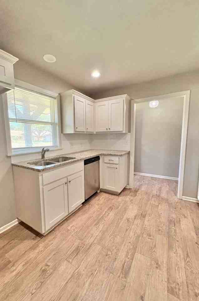 5733 36th St - Photo 6 of 27
