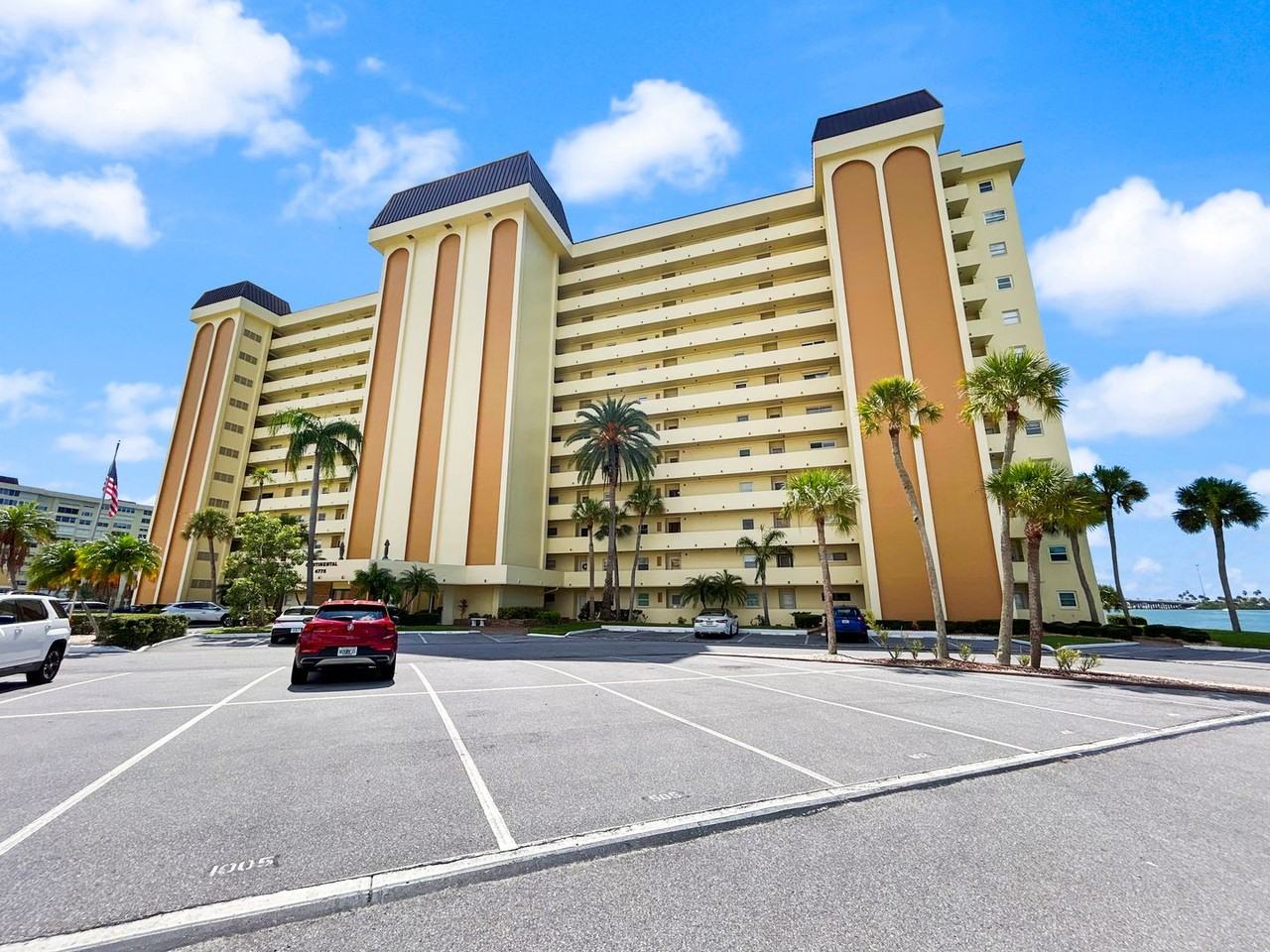 4775 Cove Cir #407