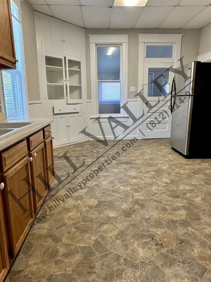 1915 S 8th St - Photo 6 of 9