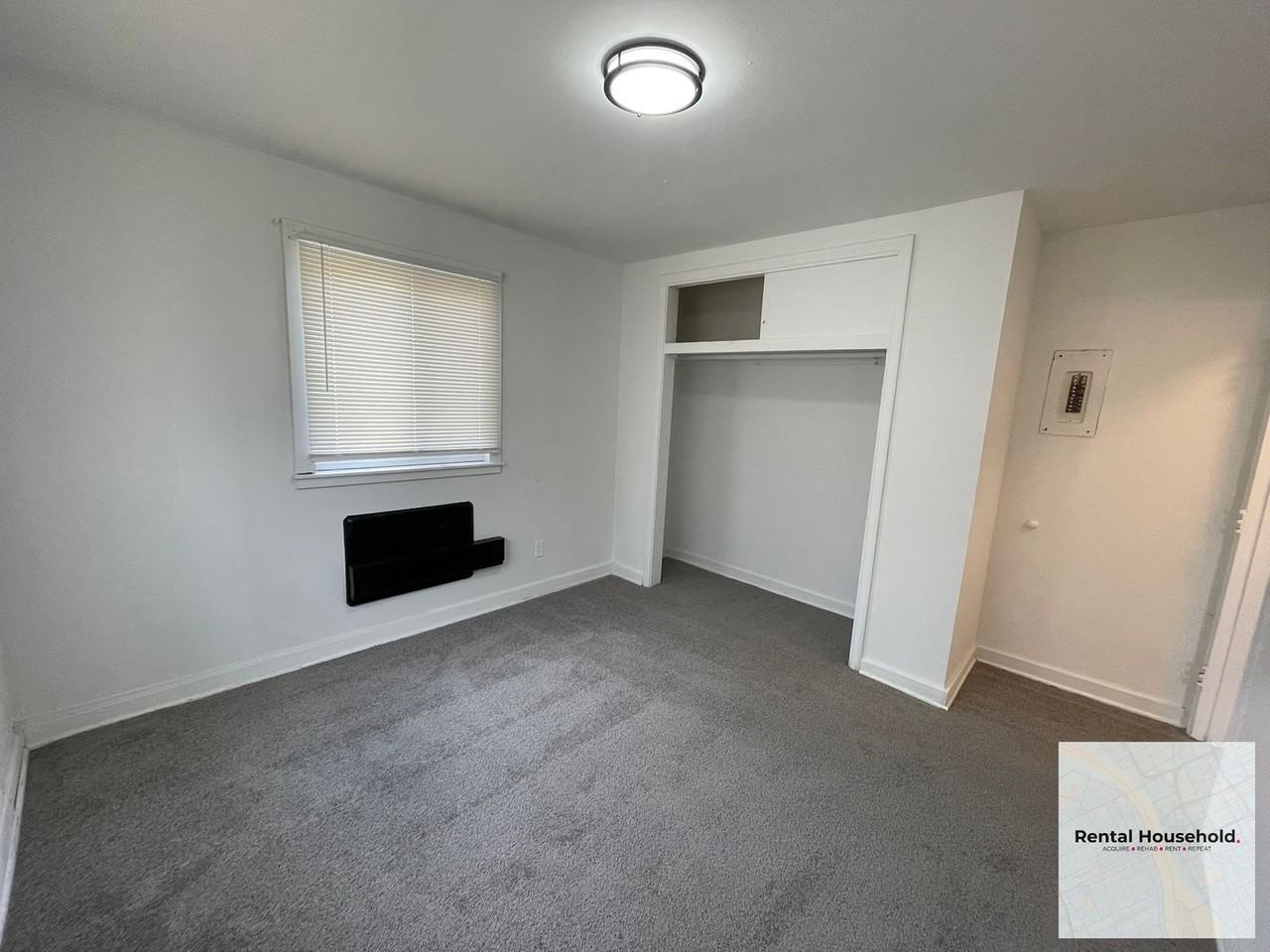 15211 Fenkell St - Photo 3 of 9