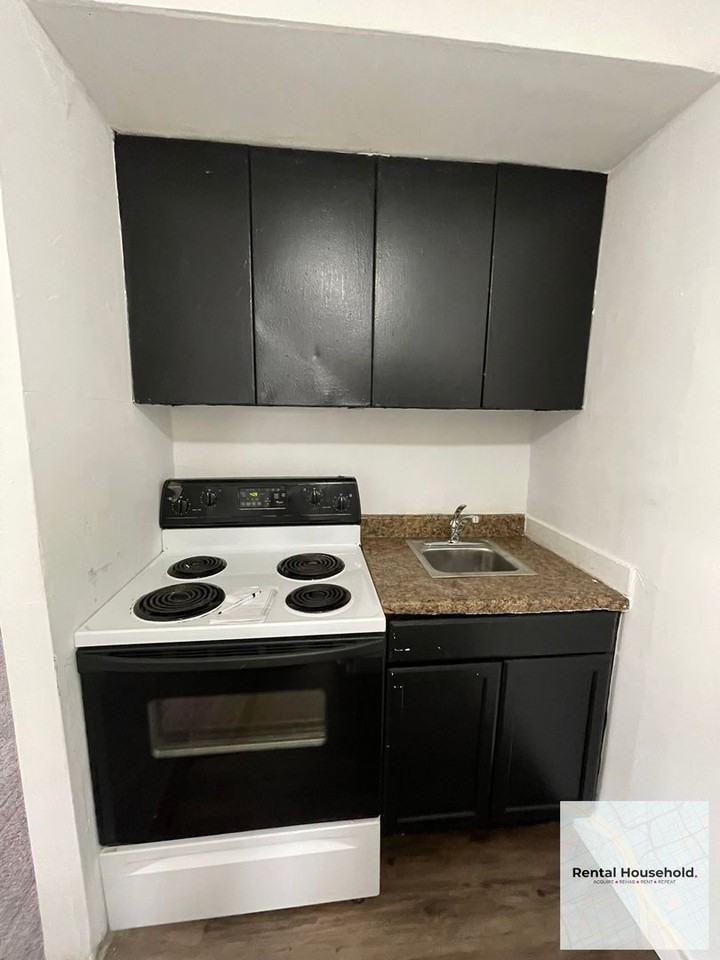 15211 Fenkell St - Photo 5 of 9