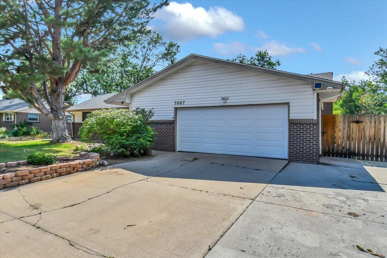 7687 Newman St - Photo 2 of 40