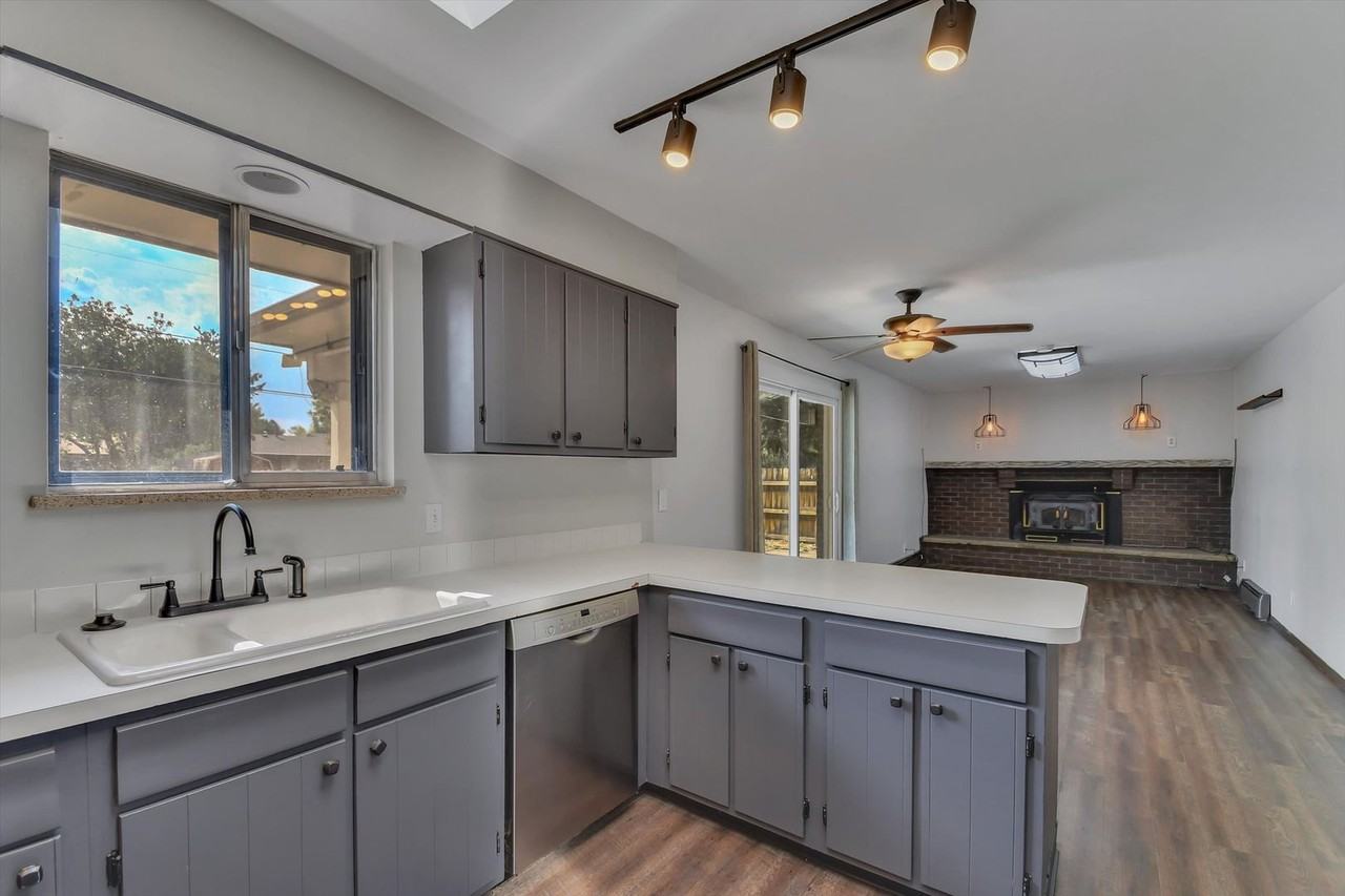 7687 Newman St - Photo 6 of 40