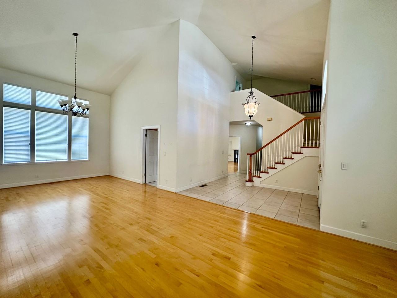 388 Knowles Dr - Photo 3 of 15
