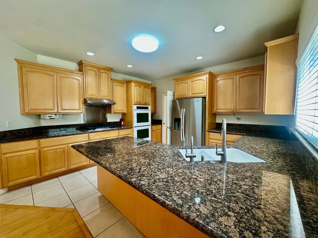 388 Knowles Dr - Photo 4 of 15