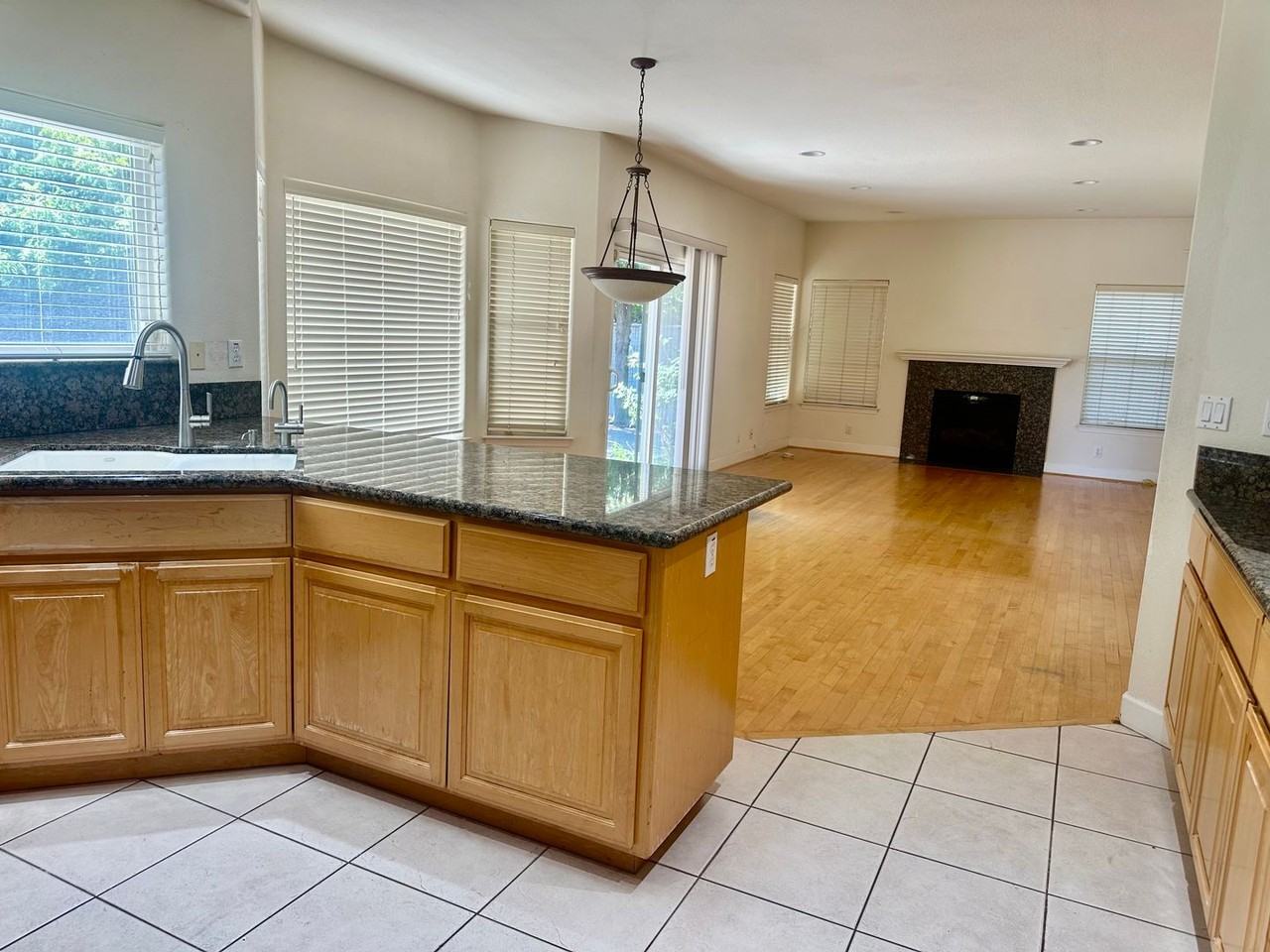 388 Knowles Dr - Photo 5 of 15