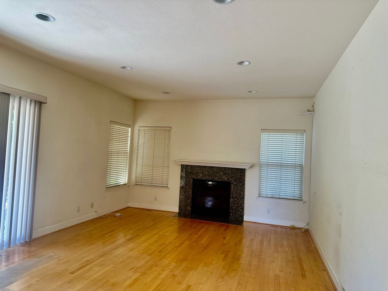 388 Knowles Dr - Photo 7 of 15
