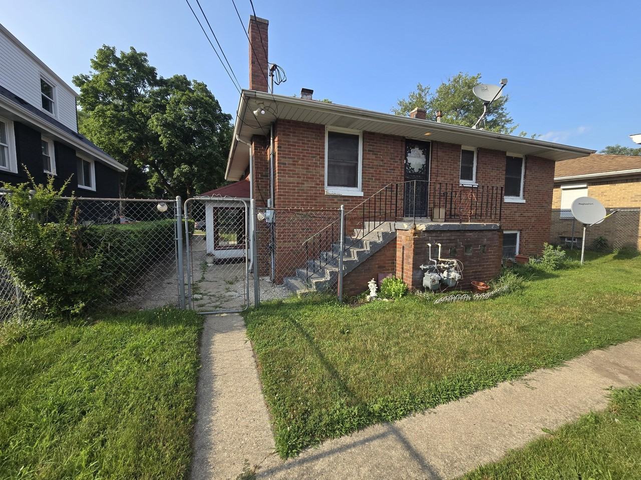 535 E 43rd Ave - Photo 4 of 27