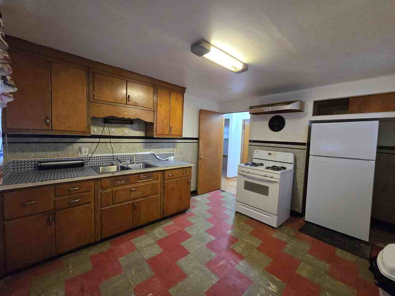 535 E 43rd Ave - Photo 7 of 27