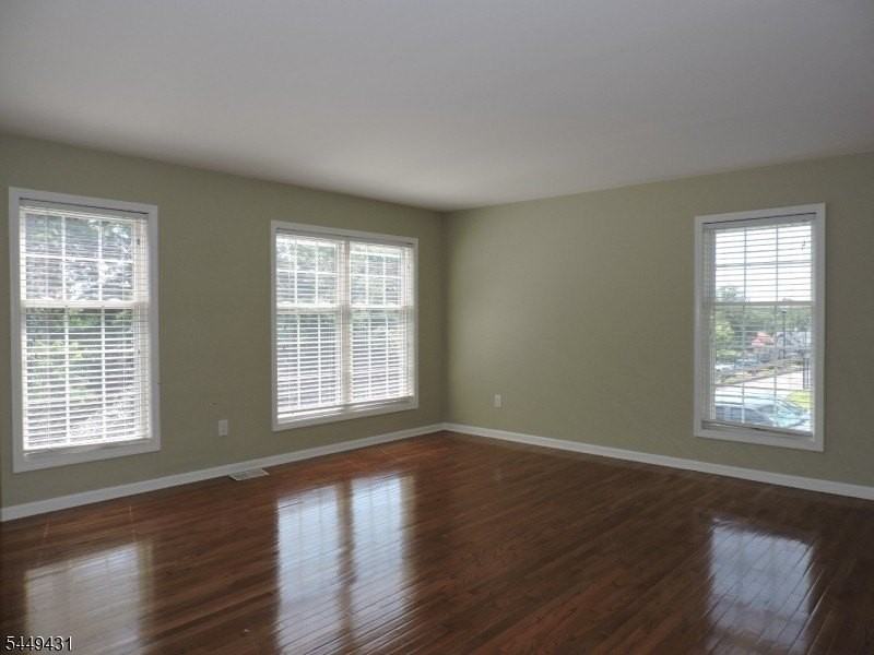 8 Entrance Ave - Photo 4 of 8