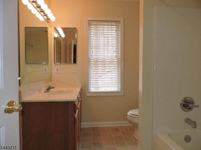 8 Entrance Ave - Photo 6 of 8