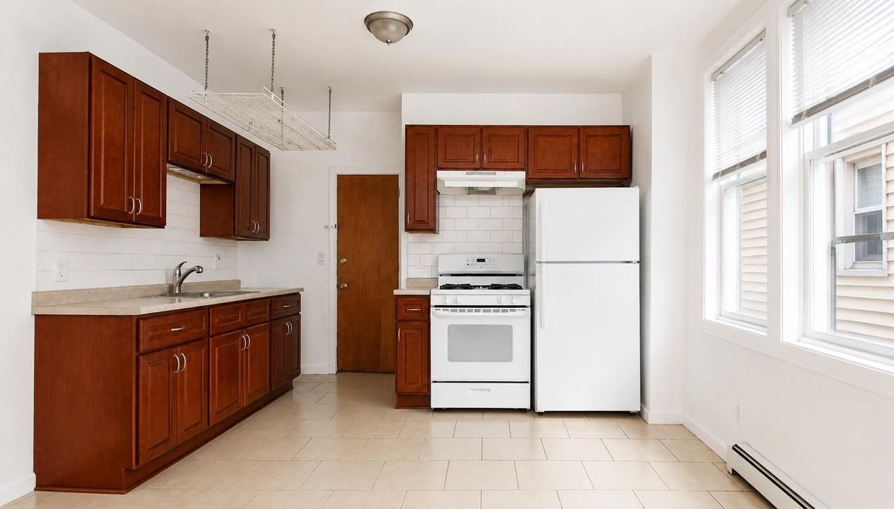291 Linden Ave - Photo 2 of 13