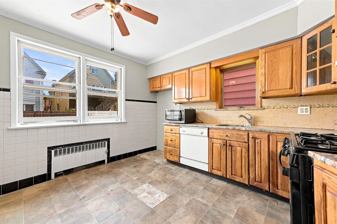 129 W 28th St #1 - Photo 7 of 21