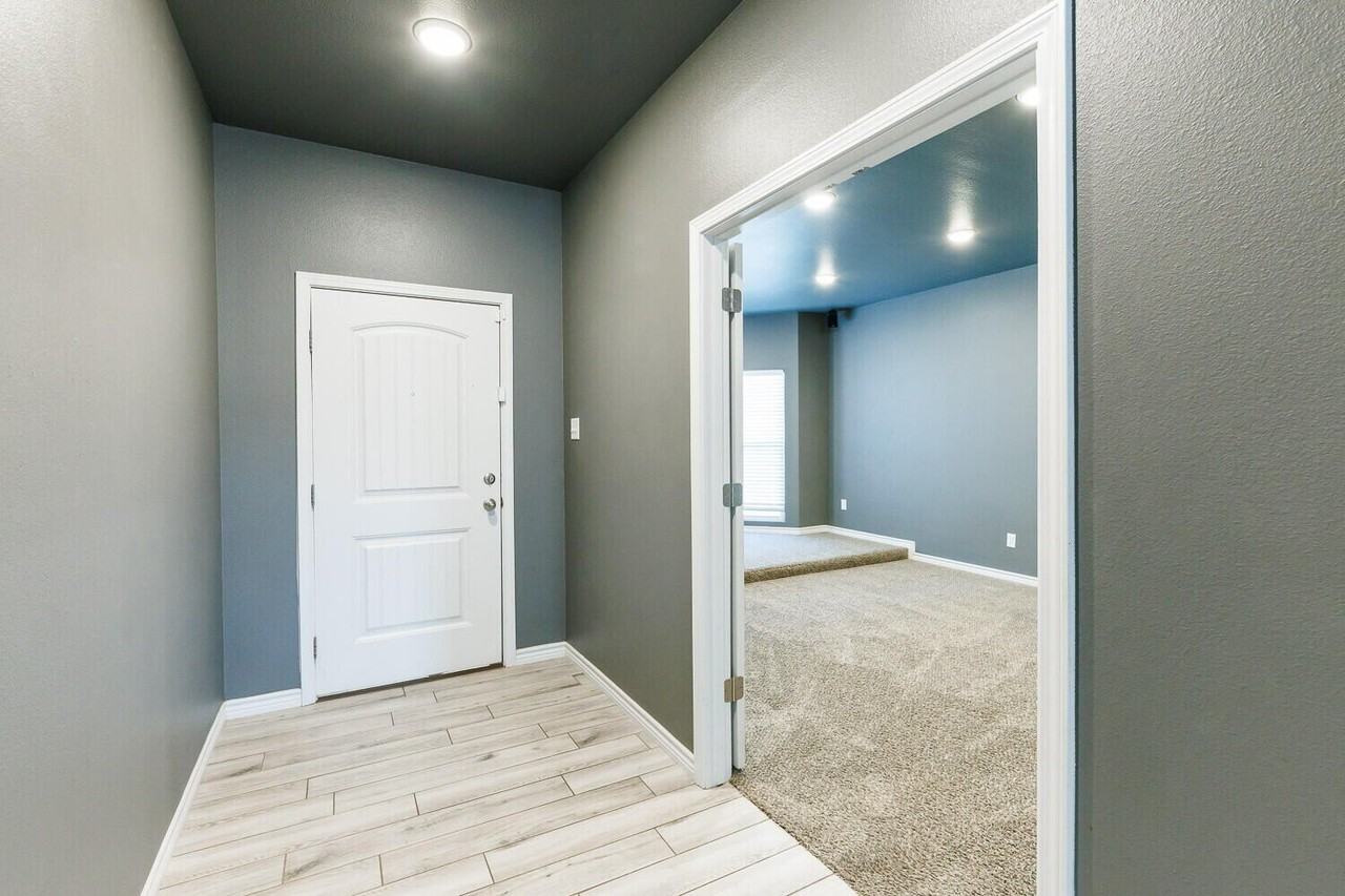 10301 Avenue W - Photo 3 of 27